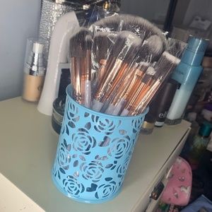 ❣️NEW❣️10pc White Marble Brush Set & Holder